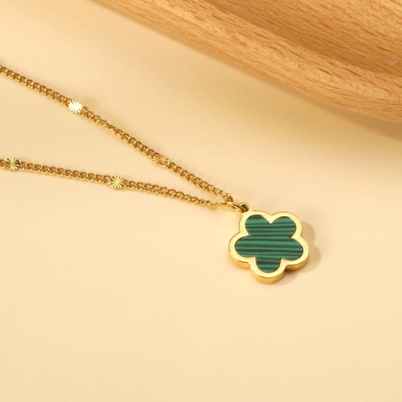18k plated Gold Clover Pendant Necklace - Picture 2 of 4
